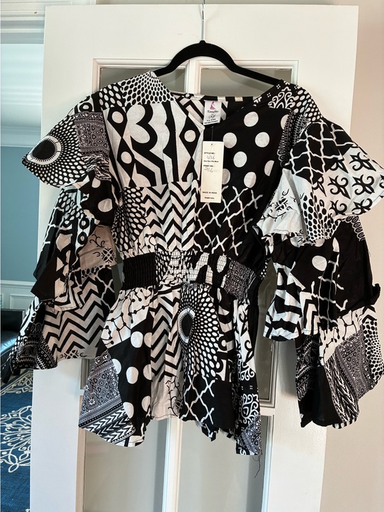 Tops - Black & White Patterned Ruffle Sleeve Peplum Top